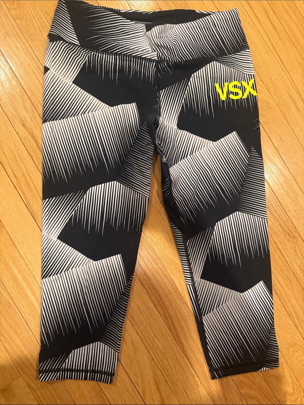 Victoria’s Secret sport Women’s Large Black & White Athletic Capri Leggings